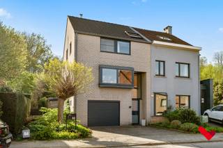 <p>Ruime halfopen bebouwing met prachtige tuin in Kessel-Lo<br /><br /></p>
<p>Ontdek deze bijzonder goed onderhouden halfopen bebouwing, ideaal gelegen in het geliefde Kessel-Lo. Deze woning combineert ruimte, comfort en een uitstekende ligging met veel natuurlijke lichtinval en een aangename, rustige woonomgeving vlak bij de stad. Dankzij de doordachte indeling met een centrale keuken en de aangesloten veranda geniet u van een aangename woonervaring doorheen het hele jaar. <br /><br /></p>
<p>Troeven van deze woning:</p>
<ul>
<li>Halfopen bebouwing met veel privacy</li>
<li>Bijzonder goed onderhouden en instapklaar</li>
<li>Veel natuurlijke lichtinval dankzij grote raampartijen</li>
<li>Functionele en aangename indeling voor optimaal wooncomfort</li>
<li>Kwaliteitsvolle en centrale keuken in het hart van de woning</li>
<li>Praktische extra wasruimte en voldoende bergruimte</li>
<li>Drie volwaardige ruime slaapkamers</li>
<li>Rustige woonomgeving met vlotte verbindingen</li>
<li>Zonnepanelen aanwezig voor extra energiezuinigheid</li>
<li>Fantastisch terras en tuin, ideaal om te genieten van rust en buitenleven</li>
<li>Garage aanwezig met extra parkeermogelijkheden vooraan</li>
<li>Overdekte fietsenstalling voor meerdere fietsen</li>
<li></li>
</ul>
<p><br />Kortom:</p>
<p>Een instapklare halfopen bebouwing met veel licht, een uitstekende staat van onderhoud, gelegen op een toplocatie in Kessel-Lo waar rust en bereikbaarheid perfect samenkomen.<br /><br /></p>
<p>Interesse? Contacteer ons vandaag nog voor een bezoek!</p>