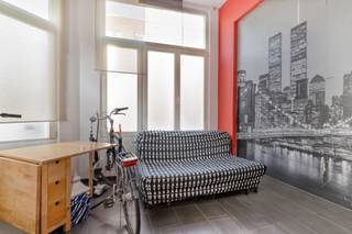 Lichtrijke woning met 4 à 5 slaapkamers, terras en ruime kelder.Indeling:Op het gelijkvloers bevinden zich de inkomhal, één slaapkamer, een...