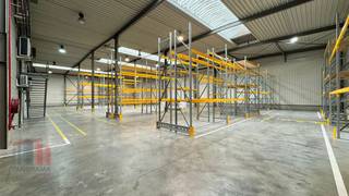 Bedrijfsgebouw te koop in de industriezone van Mollem, op een perceel van 3.759 m², gelegen langs de Assesteenweg. Fantastisch gelegen langs...