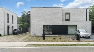 <p>Welkom op de Noordlaan 39C in Zutendaal.<br /><br />Bent u op zoek naar een moderne en energiezuinige gezinswoning in Zutendaal?<br />Dan is deze woning zeker een bezoek waard.<br /><br />Benieuwd naar de videoreportage?<br />https://player.vimeo.com/video/1237234217<br /><br />Deze BEN-woning werd gebouwd in 2022 en staat op een perceel van 402 m².<br />Met een bruto-bewoonbare oppervlakte van 144,78 m² beschikt de woning over een praktische indeling en een aangename leefruimte.<br />Dankzij de recente bouw en eigentijdse afwerking is de woning instapklaar en voorzien van hedendaags wooncomfort.<br />De woning is bovendien uitgerust met vloerverwarming en zonnepanelen, wat bijdraagt aan een energiezuinig verbruik.<br /><br />Ook de ligging is praktisch. Via de Noordlaan heeft u een vlotte verbinding naar Genk en de omliggende gemeenten.<br />In de nabije omgeving vindt u onder andere een bakker, apotheek en verschillende horecazaken.<br />Ook het centrum van Zutendaal en diverse wandel- en recreatiemogelijkheden zijn gemakkelijk bereikbaar.<br /><br />Troeven:<br />✔ BEN-woning uit 2022<br />✔ Energiezuinig wonen <br />✔ Vloerverwarming<br />✔ Zonnepanelen aanwezig <br />✔ Instapklaar<br />✔ Moderne en eigentijdse afwerking<br />✔ Praktische indeling<br />✔ 3 slaapkamers <br /><br /><u>Indeling</u><br /><br />Gelijkvloers: 76,56 m²</p>

<ul>
	<li>Inkomhal</li>
	<li>Toilet</li>
	<li>Woonkamer</li>
	<li>Eetkamer</li>
	<li>Keuken</li>
	<li>Berging </li>
</ul>

<p>Verdiep 1: 68,22 m²</p>

<ul>
	<li>Nachthal</li>
	<li>Slaapkamer met dressing</li>
	<li>Berging</li>
	<li>Badkamer</li>
	<li>Slaapkamer</li>
	<li>Slaapkamer</li>
</ul>

<p>Tuin:</p>

<ul>
	<li>Terras 19,80m²</li>
</ul>

<p>Documenten:<br />Het inplantingsplan, EPB en elektriciteitskeuring kan u eenvoudig downloaden in bijlage.<br /><br />Interesse in een bezichtiging?<br />Bel ons via 089 391 555 of mail naar info@frerevastgoed.be.<br /><br />*Opmetingen van de binnenmaten zijn indicatief en kunnen licht afwijken.</p>
