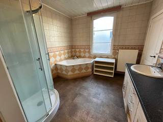 Ruim en centraal gelegen huis te huur – Mol Centrum (2400)<br />Op zoek naar een comfortabele en centraal gelegen gezinswoning in hartje Mol? <br />Deze gezellige woning in de Gasthuisstraat ligt op wandelafstand van supermarkten, scholen, het<br />ziekenhuis en het treinstation.<br />Indeling<br /> 3 slaapkamers<br /> 1 badkamer<br /> Ruime, lichtrijke living met veranda<br /> Grote extra ruimte aan de straatkant: Ideaal als bureau, praktijkruimte of hobbykamer<br /> Ruime zuidgerichte tuin<br /> Praktische kelder- en zolderverdieping<br /> Garagebox + autostaanplaats<br /> Fietsenberging<br />Energie EPC-waarde: C<br />�� Interesse? Bel 0496 40 67 29