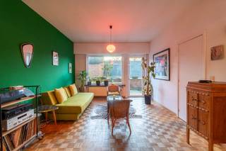 <p><br /></p><p>Een veelzijdige eigendom op een <strong>commerciële toplocatie</strong> in Boechout. Deze eigendom combineert een commerciële gelijkvloerse ruimte met een royale woonst, ideaal om wonen en werken te combineren of als investering met stabiele huuropbrengst. De bereikbaarheid is uitstekend en alle voorzieningen liggen op wandelafstand.</p><p>Het <strong>duplexappartement</strong> heeft een aparte inkomhal en bestaat uit een lichtrijke leefruimte met aangrenzend terras met privacy – een grote keuken – een apart toilet – een berging – een badkamer – <strong>4 </strong>royale slaapkamers. De zolder is bereikbaar via een luik in de nachthal. Er is een mogelijkheid aanwezig om staanplaatsen aan te kopen in de straat.</p><p>Het handelspand heeft eveneens een <strong>aparte inkom</strong> en omvat ca. 242 m² met handelsruimte - dubbele toiletruimte - bureauruimte en berg/technische ruimte - plus een kelder. EPC Handelspand : C (20250224-0003537621).</p><p><br /></p><ul><li>Commerciële toplocatie in centrum Boechout, ideaal voor een handelszaak</li><li>Dak gerenoveerd in 2013</li><li>Individuele meters per unit</li></ul>