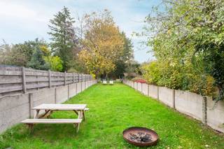 <strong>OPEN HUIS ZATERDAG 25 APRIL VAN 10 UUR TOT 12 UUR<br />Laat u verrassen door de ruimte in deze woning, grote slaapkamers en diepe tuin! </strong><br />U komt binnen in een ruime hal met trap naar boven. Hier toegang tot de keuken. Vanuit de keuken toegang tot de living met laminaat, en gashaard. Naast de keuken is een overdekte serre. Buiten is aansluitend aan de woning nog een opbergruimte. De tuin is zeer diep en netjes.<br />Op de eerste etage zijn 2 zeer grote slaapkamers waar nieuwe laminaat is geplaatst. De badkamer is vernieuwd en voorzien van dubbel lavabo, ligbad en toilet.<br />Op de tweede verdieping is een multifunctionele ruimte waar zeker nog ruimte is voor twee slaapkamers. Deze ruimte heeft aan de voor en achterzijde twee veluxramen waardoor er zeer goede lichtinval is. Er is een kelder aanwezig en de hal is opnieuw betegeld. De woning is voorzien van elektrische rolluiken aan de voorzijde en boven. In de gang is het een handmatig rolluik. Het dak is vernieuwd, de ramen aan de voorzijde zijn vernieuwd en de voorzijde is geïsoleerd. Deze ruime gezinswoning op toplocatie is deels gerenoveerd. Plannen voor het verbouwen van de keuken zijn beschikbaar op ons kantoor. De straat is zeer rustig gelegen en vlakbij uitvalswegen en de autostrade!<br />Het EPC is een C label 231 kWh/M2 jaar. Elektrische keuring is niet conform. Asbestattest in aanvraag. <br />Interesse in een bezoek bel Chantal 0468/156151 of e-mail naar info@domus-immobilien.be.