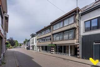 Goed gelegen opbrengsteigendom met 2 duplex appartementen(264m² en 200m²) waarvan er 1 is verhuurd en een handelspand (123m²). Gelegen in het centrum van Meerhout. Kelder aanwezig . Achteraan dubbele garage aanwezig ( toegang langs Goorstraat).<br />Duplex appartementen zijn nog in goede staat.<br />Elke eenheid heeft zijn eigen toegangsdeur.<br /><br />Heb je interesse of wens je een bezoek? Contacteer ons snel via 013 66 62 08 of info@immovl.be