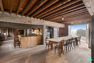 Dit <strong>karaktervol, voormalig industrieel gebouw</strong> is gelegen in een zone voor bedrijfsactiviteiten op een zuid georiënteerd perceel van 2006 m² te Hooglede. Uniek project voor het stockeren en/of presenteren van een kunstcollectie of oldtimers met authentieke loft.Als bedrijfslocatie al dan niet in combinatie met wonen (loft) | Met als hoofdbestemming <strong>(kunst-)ambachten en verwerkende activiteiten, alsook productie en opslag | </strong>De hoofdbestemming bedraagt 60% of meer van de totale vloeroppervlakte | Met daarnaast in combinatie als mogelijkheid volgende nevenbestemmingen: kantoorruimte, ontvangstruimte, toonzaal, presentatieruimte en logistiek ondersteunende functies | De nevenbestemming bedraagt maximaal 40% van de totale vloeroppervlakte | Mogelijkheid tot geïntegreerde bedrijfswoning/conciërgewoning met maximaal volume van 1.000 m³ | Verhardingen en parkeervoorzieningen volgens realistische behoefte bij de voorziene bedrijfsactiviteit | Voorschriften te verkrijgen op aanvraag | Mogelijkheid tot aankoop via overname aandelen | Michel organiseert voor dit bedrijfsgebouw de bezoeken, mits het maken van een afspraak.