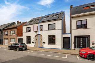 GELIJKVLOERSInkomhal 10m² op tegel.Leefruimte 33m² op parket.Open keuken 23m² op tegel voorzien van een inductiekookplaat, vaatwasser, hete lucht...