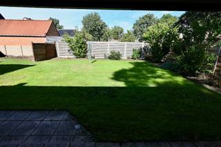 Open bebouwing met 5 slaapkamers op een absolute top locatie <br /><br />Indeling : inkomhal , woonkamer , eetplaats , keuken , hal , slaapkamer , badkamer . <br />Verdiep : 4 slaapkamers .<br /><br />Dubbele garage + 2 bergplaatsen . <br /><br />Mooi ruim perceel van maar liefst 940 m² ! <br /><br />Absolute Top Locatie , rustige gelegen in het groen en toch op wandelafstand van school , winkels , apotheek .. <br /><br />Renovatieverplichting van toepassing.<br />Attesten te downloaden op onze website.<br /><br />