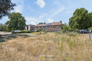 <strong>IDEALIS VASTGOED – PROJECTGROND VOOR DE REALISATIE VAN 10 1-SLPK APPARTEMENTEN MET TERRAS TUSSEN DE + -47M² EN + - 65M² BEWOONBARE OPPERVLAKTE, GELEGEN TE LINDEMAN (HEUSDEN-ZOLDER). ONDER VOORBEHOUD VAN HET VERKRIJGEN VAN EEN OMGEVINGSVERGUNNING VOOR STEDENBOUWKUNDIGE HANDELINGEN. DE VERGUNNINGSPROCEDURE IS MOMENTEEL LOPENDE.<br /><br />LIGGING: </strong><br />De projectgrond is gelegen te Lindeman, Heusden-Zolder centraal t.o.v. het centrum van Heusden-Zolder, Houthalen-Helchteren en andere omliggende steden en gemeenten alsook vlakbij autosnelwegen E313 en E314. Openbaar vervoer, horeca, winkelgelegenheden en scholen op wandelafstand.<br /><br /><strong>INDELING TE REALISEREN APPARTEMENTEN: </strong><br />– Inkom – Leefruimte – Keuken – Badkamer – Slaapkamer – Bergruimte – Toilet –<br /><br /><strong>TERRAS:</strong><br />– Elk appartement is voorzien van een eigen terras –<br /><br /><strong>BIJZONDERHEDEN:</strong><br />- Goede locatie!!<br />- Vergunningsprocedure reeds lopende<br />- Plannen beschikbaar<br />- Correcte prijsstelling!<br /><br /><strong>O-peil:</strong> Niet overstromingsgevoelig gebied<br /><br /><strong>Benieuwd naar deze projectgrond? Ons IDEALIS Team geeft U met plezier en steeds vrijblijvend de nodige informatie via e-mail , ter plaatse of op ons kantoor te Pelt.<br />Wenst U advies omtrent uw eigen woning? Graag plannen wij vrijblijvend met U een afspraak in om onze expertise met U te delen, steeds tot Uw dienst!!<br />Neem contact op met IDEALIS VASTGOED op 011/515 565 of mail naar info@idealisvastgoed.be!</strong>