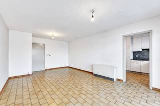 <p>Voor meer info of een bezoek, bel 053 59 49 32 - Op een centrale ligging in Aalst, Moorsel Dorp 20, bevindt zich dit <strong>appartement met twee slaapkamers op de eerste verdieping</strong>. Bij het binnentreden van het appartement hebben we een ruime inkomhal, die toegang geeft tot <strong>de lichtrijke leefruimte</strong>. Vanuit deze leefruimte kunnen we een <strong>aangenaam terras betreden achteraan het gebouw</strong>, wat extra rust meebrengt<strong>. De keuken is volledig vernieuwd</strong> en geeft toegang tot een ruime berging. Verder zijn e<strong>r twee grote slaapkamers</strong>, wat het appartement geschikt maakt voor een koppel, klein gezin of als investering. <strong>De nieuwe badkamer met inloopdouche</strong> zorgt voor extra comfort en werd modern afgewerkt. Daarnaast beschikt het appartement over een apart toilet. Er is een gemeenschappelijke kelder voorzien die elk appartement kan gebruiken. Het dak van het appartementsgebouw werd eind 2025 volledig vernieuwd. <strong>Achteraan het gebouw zijn staanplaatsen voorzien, die optioneel kunnen aangekocht worden voor 5000 euro.</strong> Het pand is gelegen op een zéér goede locatie met een bushalte op de hoek, een grootwarenhuis en bakkerij op wandelafstand. <strong>EPC-label C</strong> <strong>(geen renovatieverplichting)</strong>- <strong>Asbestveilig</strong> - Moorsel (Aalst)</p>