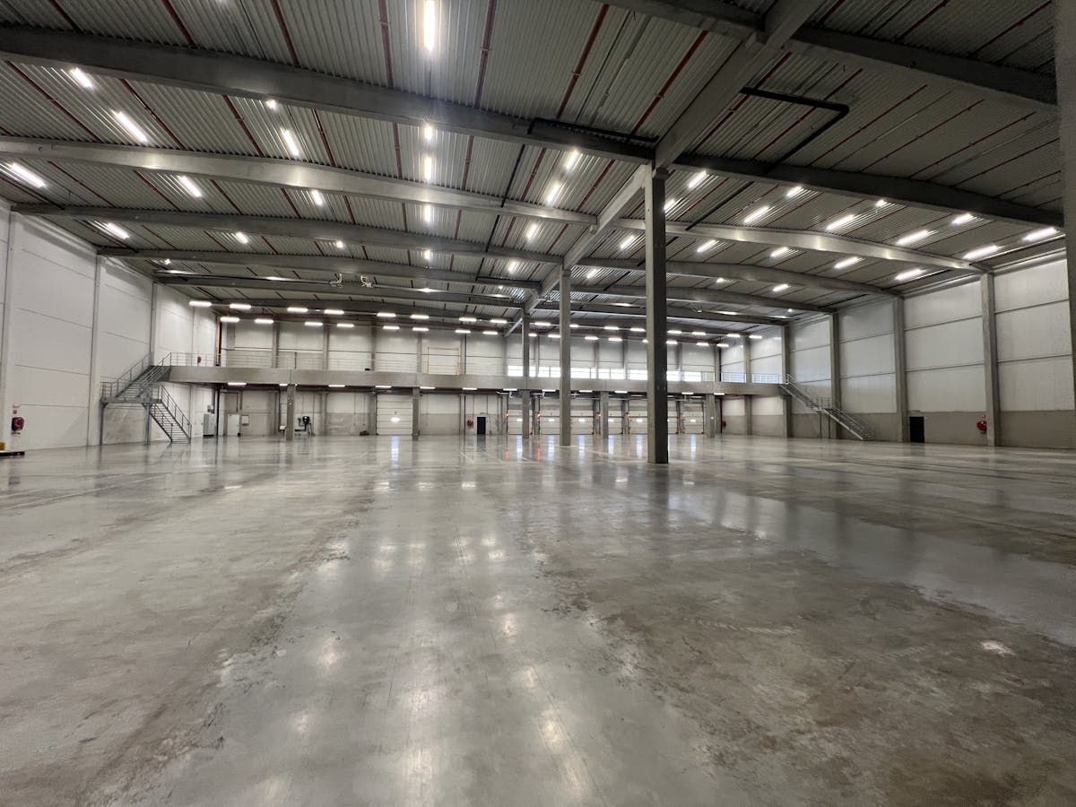 Magazijn (6.515 m²) met kantoren (190 m²) te huur in Boom - foto 4