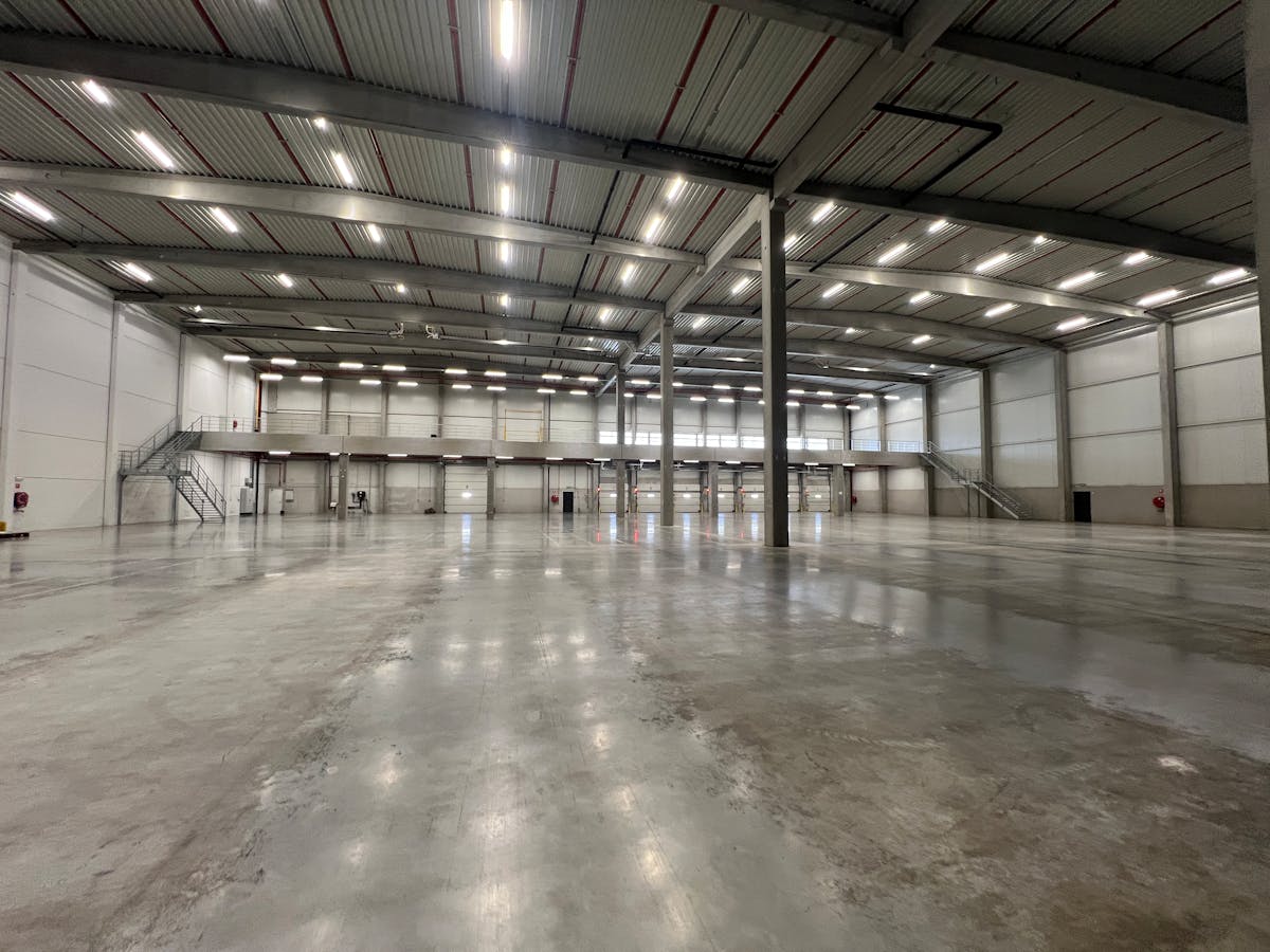 Magazijn (6.515 m²) met kantoren (190 m²) te huur in Boom - foto 4