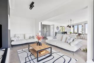 Stap binnen in dit prachtig gerenoveerd appartement in het bruisende Strombeek-Bever.Hoewel dit appartement geen nieuwbouw is (aankoop mogelijk met...