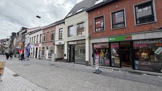 <p>Op zoek naar de perfecte plek voor uw zaak? <br />Deze <b>opvallende nieuwbouw handelsruimte</b> in de bruisende <b>Diestsestraat</b>is dé eyecatcher van de buurt!</p>
<p>Met een <b>grote glazen gevel</b> aan de straatzijde én extra <b>zijramen</b> geniet uw onderneming van maximale zichtbaarheid en een overvloed aan natuurlijk licht.</p>
<p>De ruimte van <b>105 m²</b> biedt tal van mogelijkheden: Winkel – Kantoor – Horeca – of een andere commerciële invulling naar wens.</p>
<p>Momenteel is de ruimte ingericht als massagesalon, maar ze is <b>volledig aanpasbaar</b> aan uw eigen concept.<br />Dankzij de <b>open indeling zonder draagmuren</b> kunt u uw interieur helemaal vrij vormgeven.<br /><br /><b>Toplocatie</b>, <b>veel passage</b> en <b>onmiskenbare zichtbaarheid</b> – de ideale basis voor een succesvolle onderneming!.<br /><br />Contacteer ons voor bijkomende informatie of een bezoek ter plaatse 0471 64 33 77.</p>
<p></p>
<p><b>Kenmerken</b></p>
<ul>
<li>Oppvl.: 105 m2</li>
<li>Verhuur casco, excl verdeelsleutel onroerende voorheffing</li>
<li>Individuele nutsvoorzieningen met aparte tellers</li>
<li>Beschikbaarheid: volgens afspraak</li>
<li>EPC: A+ label</li>
</ul>