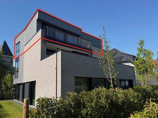 Genk, Weg naar As 194 bus 21: Luxueus en energieneutraal nieuwbouwappartement met 1 slaapkamer en 2 grote terrassen !<br /><br />Op zoek naar een instapklaar en energiezuinig appartement met hoogwaardige afwerking?<br />Dit prachtig nieuwbouwappartement combineert modern comfort, luxe materialen en een topligging en is geschikt voor een koppel of een alleenstaande.<br /><br /><u>Indeling &amp; comfort</u><br />Het appartement bevindt zich op de tweede verdieping en beschikt over:
<ul>
	<li>Ruime en lichtrijke leefruimte met open keuken (volledig uitgerust met kwalitatieve inbouwtoestellen: Bora inductiekookplaat met ingebouwde afzuiging, Siemens oven, combi-oven, vaatwasser en grote koelkast met vriesvak)</li>
	<li>Slaapkamer met ingebouwde kasten</li>
	<li>Badkamer met dubbele wastafel, badkamermeubel en ruime inloopdouche</li>
	<li>Aparte toiletruimte met inbouwkast en indirecte verlichting</li>
	<li>Berging/technische ruimte met geothermische warmtepomp, ventilatiesysteem en aansluiting voor wasmachine en droogkast</li>
	<li>Inkomhal en nachthal voorzien van inbouwkasten/vestiaire</li>
	<li>2 ruime terrassen (voorzien van stopcontacten en regenwaterkraantje)</li>
	<li>Grote privatieve kelderberging</li>
	<li>Autostaanplaats in afgesloten garage</li>
</ul>
<u>Extra troeven</u>

<ul>
	<li>Elektrische buitenscreens aan de zuidzijde</li>
	<li>Keramisch parket</li>
	<li>Design inbouwspots en railverlichting</li>
	<li>Luxueuze gordijnen en rolgordijnen</li>
	<li>Vliegenramen</li>
	<li>Ruime lift </li>
	<li>Videofoon</li>
	<li>Energieneutraal: EPC A+, E-peil = -14 (-27kWh/m<sup>2</sup> jaar)</li>
	<li>Verwarming via geothermische warmtepomp (vloerverwarming in koude periodes en vloerkoeling in warme periodes)</li>
	<li>Zonne-energie via eigen zonnepanelen en omvormer (8 x 435Wp = 3480 Wp)</li>
	<li>Regenwaterrecuperatie: toilet, regenwaterkraantje op terras en in de berging (voor eventueel aansluiting wasmachine)</li>
	<li>Mogelijkheid tot huren van een extra autostaanplaats (€65/maand)</li>
</ul>
<u>Ligging</u>

<ul>
	<li>Uitstekende locatie</li>
	<li>Vlakbij scholen en winkels</li>
	<li>Bushalte op wandelafstand</li>
	<li>Vlotte verbinding naar het centrum/autostrade/verbindingswegen</li>
</ul>
<u>Samengevat</u><br />Dit appartement is de perfecte keuze voor wie op zoek is naar een luxueus, energiezuinig en onderhoudsvriendelijk appartement met alle moderne comfort.<br /><br />📞 Interesse? Contacteer Jurimex voor een bezoek op 089/308.700 of via info@jurimex.be!