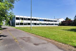 Dit magazijn met kantoor is gelegen in Gent langs de R4 en zeer vlot bereikbaar. Het bedrijfsgebouw heeft een mooie voortuin en ruime parking.Oppervlaktes:- Atelier/magazijn: 2.850 m² - Kantoren: 900 m²Bouwjaar:1971Specificaties:- Vloer: beton en betontegels- Staalstructuur- Warmteluchtblazers- Nokhoogte atelier: 8,5 m- Vrije hoogte atelier: 6 m- Geautomatiseerde poorten- Poort vooraan B: 4,5 m en H: 5 m- Vermogen: 450 KVA- 3*400V+N- Opstalrecht voor zonnepanelen op het dak Beschikbaarheid: Onmiddellijk beschikbaar.Bent u geïnteresseerd in dit bedrijfsgebouw bestaande uit magazijnen en kantoren te huur in Gent? Aarzel dan niet om ons te contacteren via 09 245 35 35.