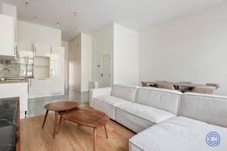 <p><span>Informatie Appartement</span></p><p><span>Ontdek dit prachtig gerenoveerde appartement in een karaktervol herenhuis op een absolute toplocatie aan de Amerikalei, op wandelafstand van het bruisende Zuid. Hier woont u in alle comfort met winkels, horeca en musea binnen handbereik én een vlotte verbinding naar de Antwerpse ring.</span></p><p><span>Bij binnenkomst wordt u meteen gecharmeerd door de uitzonderlijk ruime en lichtrijke leefruimte met open keuken, waar grote raampartijen zorgen voor een aangenaam groen uitzicht op de statige platanen. De keuken wordt verder afgewerkt naar uw smaak, in samenspraak met de verkoper. Verder beschikt het appartement over twee volwaardige slaapkamers aan de rustige achterzijde, waarvan één met toegang tot een balkon van ca. 3m², een stijlvolle badkamer met inloopdouche en massagestralen, een praktische berging en ingebouwde kasten in de nachthal. Dit hoogwaardig vernieuwbouw project werd in 2023 grondig gerenoveerd en biedt modern wooncomfort met een energiezuinig EPC-label A, warmtepompen voor verwarming én koeling, 4 zonnepanelen en een plafondhoogte van ca. 3 meter die zorgt voor een extra ruimtelijk gevoel. Kleinschalig gebouw met lage gemeenschappelijke kosten (ca. €30/maand), individuele meters en conforme elektriciteit. Ideaal voor wie stijlvol, energiezuinig en centraal wil wonen.</span></p><p><span> </span></p><p><span>Indeling</span></p><ul><li><span>U wordt verwelkomd in een uitzonderlijk ruime en lichtrijke leefruimte met een gezellige zit- en eethoek, naadloos verbonden met de open keuken. Dankzij de grote raampartijen geniet u hier van een prachtige lichtinval en een groen, rustgevend uitzicht op de statige platanen van de Leien</span></li><li><span>De moderne open keuken is afgewerkt met een onderhoudsvriendelijke tegelvloer en wordt uitgerust met toestellen naar keuze, in overleg met de verkoper – volledig afgestemd op uw wensen</span></li><li><span>Praktische en ruime berging met aansluitingen voor wasmachine en droogkast</span></li><li><span>Stijlvolle badkamer met een elegant lavabomeubel en spiegelkast, een comfortabele inloopdouche met massagestralen en een handdouche</span></li><li><span>Ruime master bedroom (ca. 13 m²) met directe toegang tot een gezellig balkon (ca. 3 m²), rustig gelegen aan de achterzijde van het appartement</span></li><li><span>Nachthal voorzien van handige ingebouwde kasten voor extra opbergruimte</span></li><li><span>Tweede volwaardige slaapkamer (ca. 12 m²), eveneens rustig gelegen aan de achterzijde</span></li></ul><p><span> </span></p><p><span>Extra's</span></p><ul><li><span>Hoogwaardig vernieuwbouw project, volledig en stijlvol gerenoveerd in 2023</span></li><li><span>Optimaal comfort dankzij verwarming én koeling via lucht/lucht warmtepompen in alle ruimtes</span></li><li><span>Voorzien van 4 zonnepanelen – duurzaam en kostenbesparend</span></li><li><span>Indrukwekkende plafondhoogte van ca. 3 meter, wat zorgt voor een extra ruimtelijk en luxueus gevoel</span></li><li><span>Centrale ventilatie aanwezig in badkamer, toilet en berging voor een gezond binnenklimaat</span></li></ul><p><span> </span></p><p><span>Algemene Informatie</span></p><ul><li><span>Maandelijkse kosten: geschat op 30 euro/maand (onderhoud en verbruik van de gemeenschappelijke delen, verzekering, enz.)</span></li><li><span>Individuele meters voor elektriciteit en water</span></li><li><span>Geen aansluiting voor gas</span></li></ul><p><span> </span></p><ul><li><span>EPC: label A</span></li><li><span>Elektrische keuring: conform AREI</span></li><li><span>Asbestattest: in aanvraag</span></li></ul><p><span> </span></p><ul><li><span>Aandeel koper in de kostprijs van de basisakte: 1.150 euro incl. btw</span></li></ul><p><span> </span></p><p><span>Gebouw</span></p><ul><li><span>Karaktervol herenhuis met 3 appartementen</span></li><li><span>Lopende regularisatie van het gebouw (aankoop onder opschortende voorwaarde tot het bekomen van deze regularisatie). Er werd een vergunning afgeleverd voor 3 appartementen en een studio</span></li><li><span>Betonnen vloer tussen gelijkvloers en souterrain, overige verdiepingen met houten structuur voorzien van geluiddempende isolatie</span></li><li><span>Centraal rookdetectiesysteem aanwezig</span></li><li><span>Videofoon aanwezig</span></li><li><span>Geen lift</span></li></ul><p><span> </span></p><p><span>Ligging</span></p><ul><li><span>Gelegen op een absolute toplocatie op de Amerikalei, op wandelafstand van het Zuid met zijn bruisende horeca, winkels en musea. Vlotte verbinding naar de Antwerpse ring</span></li><li><span>Mobiscore: 9,6/10 – ideaal voor wie comfortabel en stedelijk wil wonen</span></li></ul><p><span> </span></p><p><span>*De informatie in deze prospect is ter informatieve titel: de kandidaat-kopers moeten hun eigen zaak maken van het verkrijgen, controleren en interpreteren van deze informatie.</span></p><p><span> </span></p><p><span> </span></p>