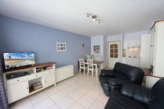 Ontdek dit aangename appartement met 2 slaapkamers, ideaal gelegen in de geliefde <strong>Residentie Zeezicht</strong> te <strong>Mariakerke-Oostende</strong>. Deze residentie biedt tal van troeven, waaronder een <strong>verwarmd zwembad</strong> binnen het complex en een <strong>zonnige binnenkoer</strong> waar u in alle rust kunt genieten.<br />Het appartement beschikt over een <strong>lichtrijke woonkamer en eetplaats</strong> die rechtstreeks toegang geven tot een <strong>privéterras met uitzicht op het zwembad</strong> – perfect om te ontspannen na een strandwandeling of een duik in het water.<br />Het gebouw paalt aan de Zeedijk, u heeft een rechtstreekse doorgaan tot de Zeedijk !<br /><br />Verder beschikt het appartement over:
<ul>
<li><span>Een <strong>aparte, volledig uitgeruste keuken</strong></span></li>
<li><span>Een <strong>badkamer met douche en lavabo</strong></span></li>
<li><span>Een <strong>apart toilet</strong></span></li>
<li><span><strong>Twee comfortabele slaapkamers</strong></span>
<ul>
<li><span>Eén slaapkamer met <strong>dubbel bed</strong></span></li>
<li><span>Eén slaapkamer met <strong>stapelbed</strong> en toegang tot een <strong>privébalkon aan de achterzijde</strong></span></li>
</ul>
</li>
</ul>
Dit appartement is perfect als <strong>tweede verblijf</strong>, <strong>vaste woonst</strong> of <strong>investering aan de kust</strong>. Dankzij de <strong>gunstige ligging</strong> bent u op wandelafstand van het strand, openbaar vervoer, winkels en horeca.<br /><strong>Troeven:</strong>
<ul>
<li><span>Verwarmd zwembad in het gebouw</span></li>
<li><span>Twee buitenruimtes (terras én balkon)</span></li>
<li><span>Zonnige, goed onderhouden binnenkoer</span></li>
<li><span>Goede bereikbaarheid en rustige ligging vlak bij zee</span></li>
<li><span>Inclusief berging in het gebouw!</span></li>
</ul>
<strong>Een buitenkans in een rustige en goed onderhouden residentie aan de kust!</strong><br />