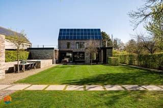 Op een gunstige en vlot bereikbare ligging in Putte bevindt zich deze exclusieve, stijlvol vormgegeven villa, gelegen op een perceel van 998 m²...