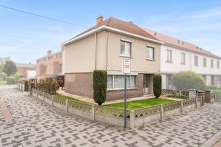 [[ DIT PAND NEEMT DEEL AAN DE ERA OPEN HUIZEN DAG OP 19/9 VAN 14:30 TOT 15:30 ]]
<p>Te koop: halfopen woning in de Zwarte Beekstraat, Dendermonde, gelegen in een rustige kindvriendelijke buurt met veel parkeermogelijkheden.</p>

<p>Deze woning biedt een warme thuis voor grote gezinnen dankzij de 4 slaapkamers en een zolder. De gezellige, zongerichte tuin nodigt uit tot ontspannen momenten buiten, terwijl de ligging in een verkeersluwe straat zorgt voor een veilige omgeving voor kinderen. Winkels, scholen en openbaar vervoer zijn vlot bereikbaar.</p>

<p>Belangrijkste ruimtes:<br />• Living (24 m²) met veel lichtinval<br />• Keuken (18 m²) volledig uitgerust met inductiekookplaat, vaatwasser, koelkast en ontbijthoek<br />• 4 slaapkamers (10 m², 10 m², 10 m², 11 m²)<br />• Badkamer (7 m²) met inloopdouche, dubbele wastafel en ingemaakte kasten<br />• Berging (5 m²) met aansluitingen voor wasmachine en droogkast<br />• Zolder (36 m²) met uitbreidingsmogelijkheden<br />• Kelder (20 m²)<br />• Zongerichte tuin</p>

<p>Troeven:<br />• Rustige, kindvriendelijke buurt met veel parkeermogelijkheden<br />• 4 grote slaapkamers en zolder<br />• Gezellige, zonnige tuin</p>

<p>Neem vandaag nog contact op met je ERA-makelaar voor een bezoek. JOUW DROOMHUIS. ZO GEVONDEN!</p>