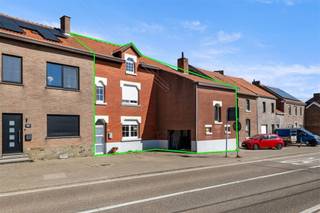 In het landelijke Rukkelingen-Loon, een deelgemeente van Heers, vinden we op de Bovelingenstraat ter hoogte van nummer 399 deze op knusse...
