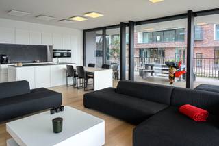 Ontdek dit prachtig afgewerkt appartement in de exclusieve Residentie Senzafine, gelegen langs de Leie in het hart van Kortrijk.<br /><br />Bij het betreden van het appartement komt u binnen in een ruime inkomhal. Aansluitend bevindt zich de lichtrijke leefruimte, afgewerkt met half-massief parket, waar grote raampartijen zorgen voor een open gevoel en een prachtig zicht op de Leie.<br /><br />Vanuit de leefruimte heeft u directe toegang tot het uitzonderlijk ruime terras, een echte troef van het appartement. Hier geniet u in alle rust van het prachtige uitzicht op het water en de omgeving van Kortrijk.<br /><br />De open keuken is volledig uitgerust en heeft een oven, combi-oven, vaatwasser, koelkast, inductiekookplaat en dampkap. De keuken is voorzien van voldoende opbergruimte. Het appartement is bovendien overal voorzien van zonnewering en domotica.<br /><br />De twee volwaardige slaapkamers hebben ingemaakte kasten en elk een badkamer. De eerste badkamer heeft een bad, toilet en lavabo. De tweede badkamer een lavabo en inloopdouche.<br /><br />Prijs appartement: 795.000 euro.<br />Prijs appartement incl. dubbele garage: 890.000<br />Optie tot aankoop 1 of 2 staanplaatsen (40.000 euro/staanplaats). <br /><br />Troeven:<br />- afwerking met hoogwaardige materialen<br />- uitstekende locatie met prachtig zicht<br />- 2 slaapkamers en 2 badkamers<br />- dubbele garagebox<br /><br />Interesse in dit appartement? <br />Contacteer Louise voor meer info of een bezoek! Bel +32 496 08 08 00 of mail louise@immo-lys.be<br />