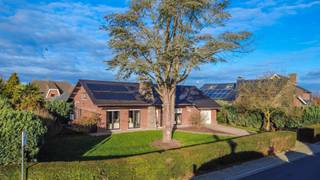 Een ingrijpend vernieuwbouwde, energiezuinige (label B) villa (ca. 200m²) <br />met veel lichtinval en oa. 3 slaapkamers, mooie leefruimte <br />met open keuken, garage + parking, terrassen en tuin. <br />Dit gelegen in een residentiele wijk te Breedhout, nabij openbaar vervoer.<br />Op het gelijkvloers: inkomhal met vestiaire en toilet, living - eetplaats met open volledig ingerichte leefkeuken (49,00m²), badkamer (lavabo + inloop douche), slaapkamer 1 (14,80m²), slaapkamer 2 (14,35m²), garage + wasplaats / cv-lokaal (28,00m²);<br />Op de eerste verdieping: masterbedroom / studio met toilet, berging/wasplaats, kinderkamer <br />Verder: terras en tuin.<br />Buitenschrijnwerk PVC dubbel / driedubbele glas met rolluiken - Verwarming via warmtepomp (vloerverwarming), zonneboiler (300L)<br />EPC: 139 kWh/m² (label: B) - UC: 3634716 - kadastraal inkomen : 1.593 EUR<br />Elektrische installatie 100% conform tot 2048<br />Nutsvoorzieningen: water, elektriciteit, regenwaterput (5000L), 22 zonnepanelen, laadstation, alarminstallatie, waterverzachter, <br />Stedenbouwkundige inlichtingen beschikbaar op kantoor
