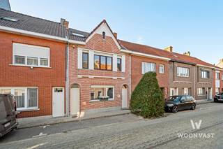 BEZOEKDAG OP 31/10 - INSCHRIJVEN VIA WWW.WOONVAST.BE!Achter deze prachtige gevel in de Plezantstraat schuilt een charmante woning met heel wat ruimte en mogelijkheden. Dankzij de vier slaapkamers, de praktische indeling en de aangename tuin is dit een ideale thuis voor wie comfortabel wil wonen in Zele.De woning werd doorheen de jaren verder uitgebreid, met onder meer een nieuwe keuken, veranda, badkamer en toilet in 2009. Ook de zolder werd in 2023 gerenoveerd. Op verschillende verdiepingen zijn er bovendien handige opbergruimtes aanwezig.Buiten geniet je van een zongerichte tuin, een ruim terras en een tuinhuis. Via de zij-ingang bereik je gemakkelijk de veranda en de tuin.Extra troeven:- 4 slaapkamers- EPC-label B (158 kWh/m² jaar)- Elektriciteit conform- Asbestveilig- Gerenoveerde zolder (2023)- Zongerichte tuin met terras- Mogelijkheid tot het huren van een garage en parkeerplaats met fietsenstallingT'is thuiskomen!Interesse?Contacteer Senne via 0499 47 10 68 / senne@woonvast.be