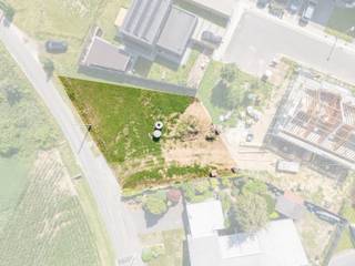 Op dit ruime villapercelenvan 676 m² krijg je alle vrijheid om jouw ideale thuis te realiseren. Dankzij de flexibele stedenbouwkundige voorschriften, met mogelijkheden voor één of twee bouwlagen en een vlak of hellend dak, ontwerp je een woning die perfect aansluit bij jouw woonwensen.
Hier bouw je geen standaardwoning, maar een thuis die volledig afgestemd is op jouw manier van leven. Samen met Hyboma werk je een woning op maat uit, in de stijl die bij jou past en met de vrijheid om een eigen architect te kiezen.
Dankzij de huidige energienormen en duurzame bouwtechnieken woon je comfortabel, toekomstgericht en energiezuinig.
In Roeselare woon je net buiten het centrum, in een aangename woonomgeving met alle dagelijkse voorzieningen binnen handbereik. Voor boodschappen, scholen, sportclubs en lokale handelaars hoef je nooit ver te rijden. Centrum Roeselare bereik je vlot in ongeveer 10 minuten fietsen.
Zie jij jezelf hier al wonen? Contacteer nieuwbouwadviseur Kristof voor meer informatie of maak een afspraak om de mogelijkheden van dit perceel te ontdekken.