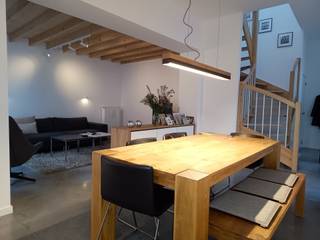 <p>Heerlijk lichte woning gelegen in een binnengebied achter de gerenommeerde boekhandel 'De Slegte' rond een gezellige binnentuin, afgesloten van de straat door een witte poort. De 'Residentie Vosken' bestaat uit 3 woningen en 3 appartementen. Door de kleinschaligheid en ligging kan je genieten van alle rust in hartje Mechelen, en werkelijk alles is op wandelafstand. De residentie herbergt ook een fietsenberging voor alle bewoners en gemeenschappelijke bergruimte voor vuilcontainers. Er is géén autostaanplaats/parking.<br /><br />Beschrijving van de woning:<br />Via de gemeenschappelijke binnentuin kom je achteraan rechts bij de woning. <br />GLVL:<br />De glazen voordeur geeft uit op een open inkomhal met gastentoilet en open trap. Gezellige leefruimte met enorm veel lichtinval en zicht zowel op de binnentuin als op het privé-terras. Knappe open keuken met kookeiland, uitgerust met inductiekookplaat, oven, microgolfoven, ijskast en vaatwasser. Achteraan bevindt zich een compacte bureauruimte met natuurlijke lichtinval door het raam dat op het terras uitkijkt.<br />1e VERD:<br />Een lichte gang (dakkoepel, ramen) verbindt alle ruimtes. Slaapkamer 1 in L-vorm. Technische berging &amp; wasplaats. Ruime badkamer met ligbad en toilet. Slaapkamer 2 en tevens master bedroom heeft een hoog plafond en knappe authentieke bakstenenmuur. <br /><br />Het licht en de open ruimte maken deze woning super aantrekkelijk. Hier voel je je zo thuis in het bruisende Mechelen!<br /><br />Praktisch:<br />- huurprijs 1.370eur per maand<br />- huurcontract lange duur<br />- beschikbaar 1 mei<br />- huurwaarborg 3 maanden<br />- gemeenschappelijke kosten: 50eur per maand<br /><br />Voor bezichtigingen: contacteer Laura via laura.van.dyck@quares-trevi.be of 015 33 19 19.</p>
<p><span> </span></p>