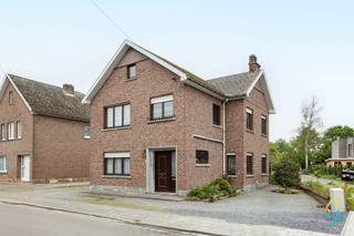 <p>TE KOOP TE LEDE - Deze te renoveren open woning is rustig gelegen in het aangename Lede en biedt tal van mogelijkheden voor wie op zoek is naar ruimte en potentieel.<br />Op het gelijkvloers vindt u een ruime leefruimte, een keuken en een grote extra voorplaats die perfect kan dienen als polyvalente ruimte, hobbyruimte, bureau of speelkamer. Deze ruimte kan desgewenst ook geïntegreerd worden in de leefruimte om een nog grotere en lichtrijke woonomgeving te creëren.<br />Op de verdieping bevinden zich drie slaapkamers en een aparte badkamer uitgerust met douche en toilet.<br />Daarnaast beschikt de woning over een zolder en een kelder, wat zorgt voor extra opslag- of uitbreidingsmogelijkheden.<br />Buiten geniet u van een ruime tuin waar u in alle rust kunt ontspannen, tuinieren of kinderen laten spelen.<br />Verder beschikt de woning over een ruime garage en een extra grote berging, ideaal voor opslag, een werkplaats of hobbyruimte.<br />Graag een bezoek bel Margot 0470/06.40.60 of mail margot@cornelis-goeman.be</p>