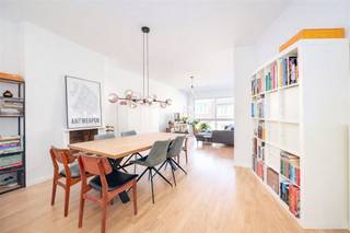 <p><span>Dans la Sint-Elisabethstraat, dans un endroit très accessible à Anvers, nous trouvons cet appartement de 81m² entièrement rénové et prêt à l'emploi. Le tram, le métro et le train sont accessibles à pied, ce qui est idéal pour ceux qui veulent vivre facilement et confortablement dans la ville.</span></p><p><span> </span></p><p><span>L'appartement a été entièrement rénové en 2020 et est parfaitement entretenu. L'espace de vie lumineux s'ouvre sur la terrasse orientée au sud avec des vues ouvertes et peu d'intimité. Avec l'étiquette EPC B (103 kWh/m²an), vous vivez également de manière efficace sur le plan énergétique. De faibles charges communes et une cave privée spacieuse complètent le tableau.</span></p><p><span> </span></p><p><span>Aménagement</span></p><p><span> </span></p><p><span>hall d'entrée</span></p><p><span> </span></p><p><span>espace de vie lumineux</span></p><p><span> </span></p><p><span>cuisine entièrement équipée</span></p><p><span> </span></p><p><span>terrasse orientée au sud</span></p><p><span> </span></p><p><span>chambre(s) à coucher</span></p><p><span> </span></p><p><span>salle de bains</span></p><p><span> </span></p><p><span>toilettes séparées</span></p><p><span> </span></p><p><span>grande cave de rangement</span></p><p><span> </span></p><p><span>Avantages</span></p><p><span> </span></p><p><span>rénovation 2020</span></p><p><span> </span></p><p><span>prêt à habiter</span></p><p><span> </span></p><p><span>EPC B</span></p><p><span> </span></p><p><span>terrasse orientée au sud</span></p><p><span> </span></p><p><span>faibles coûts</span></p><p><span> </span></p><p><span>grand débarras</span></p><p><span> </span></p><p><span>Vous êtes intéressé par cet appartement à Anvers, vous êtes à la recherche d'autres biens immobiliers ou vous souhaitez connaître la valeur de votre bien ? Vous êtes à la bonne adresse chez BOLT immo ! Nous nous ferons un plaisir de vous aider.</span></p>