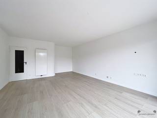 <p><span>Looking for a place where you immediately feel like coming home? This ground floor apartment in Brasschaat has everything you need to become your new warm nest!</span></p><p><span>Enter through the spacious entrance hall, which immediately radiates a sense of space and tranquility. Two cozy bedrooms offer space for dreams, lodgers or a home office. The modern bathroom is equipped with a double sink and a walk-in shower. There is a separate toilet and a generous storage room, always handy for laundry, supplies or items you'd rather not see.</span></p><p><span>The living space is light and airy, with a beautiful view of the garden: your own little piece of the outdoors, ideal for a coffee break in the sun or a cozy barbecue. You reach the garden through the open kitchen, equipped with an American fridge, sink, and space to install an oven of your choice.</span></p><p><span>Moreover, an adjacent garage box belongs to the apartment, which you reach through the garden. No parking stress, always room for your car or extra storage space.</span></p><p><span>Plus points at a glance:</span></p><ul><li><span>Ground floor living with private garden</span></li><li><span>Central location in Brasschaat</span></li><li><span>Spacious storage room + garage box included</span></li><li><span>Bright living space with garden view</span></li><li><span>Open kitchen with American fridge</span></li><li><span>Lots of potential with minimal finishing touches</span></li></ul><p><span>In short: an apartment that offers comfort and possibilities. Ready to write your story there?</span></p>