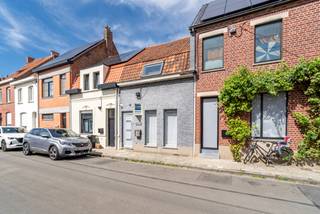 Op zoek naar een woning waar je meteen kan intrekken? Deze volledig gerenoveerde woning in Bissegem combineert een praktische ligging met heel wat troeven.<br /><br />Troeven op een rij:<br />- Gerenoveerd in 2004<br />- Gunstig EPC (LABEL B) van 163 kWh/(m² jaar)<br />- Conforme elektriciteit<br />- Praktische fietsuitweg achteraan<br /><br />De inkomhal met apart toilet leidt je naar de lichtrijke en ruime leefruimte. Daarop aansluitend vind je de open keuken, uitgerust met de nodige toestellen en een handig keukeneiland. Achteraan geniet je in de veranda van de tussenseizoenen, en op het gelijkvloers is er ook nog een (was)berging met toegang tot de kelder.<br /><br />Op de eerste verdieping tref je twee ruime slaapkamers aan, samen met de badkamer die voorzien is van een dubbele wastafel, toilet en ligbad. De voorzieningen voor een extra douche zijn er al aanwezig.<br /><br />De tuin biedt rust en zon, en achteraan geeft de eigendom uit op een park via een eigen uitweg, ideaal om met de fiets langs achter te vertrekken.<br /><br />Plan snel je bezoek en ontdek deze woning met eigen ogen.<br /><br />Referentie: YP/26095/K
