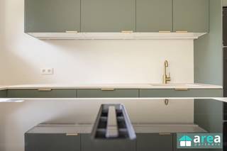 <p><span>Dit modern gelijkvloers appartement met 2 slaapkamers bevindt zich in een goed onderhouden residentieel gebouw in de hippe BoHo wijk, tussen het Zurenborg en Moorkensplein. Het betreft een volledig gerenoveerd appartement met oog op detail. Dankzij de uitstekende ligging bevindt u zich op een steenworp van tal van hippe adresjes, gezellige cafés en restaurants. Bovendien biedt de directe omgeving een uitgebreid aanbod aan voorzieningen: winkels, scholen, apotheken en openbaar vervoer zijn allemaal vlot bereikbaar. </span></p><p><span> </span></p><p><span>Ideaal om er direct zelf in te gaan wonen of als veilige investering!</span></p><p><span>Oud EPC, nieuw EPC in opmaak (deze zal gunstiger zijn)!</span></p><p><span> </span></p><p><span>Grootste troeven:</span></p><p><span>-Centrale, gegeerde locatie</span></p><p><span>-Totaalrenovatie 2026, eerste ingebruikname!</span></p><p><span>-Eiken visgraat parketvloer </span></p><p><span>-Volledig geïnstalleerde luxe keuken</span></p><p><span>-Voorzien van een ruime inloopdouche</span></p><p><span>-Lichtinval en open zicht</span></p><p><span>-Incl. kelderberging</span></p><p><span> </span></p><p><span>Indeling: </span></p><p><span>De ruime living (25m²) met eiken parketvloer geniet van veel lichtinval en vloeit over in de volledig geïnstalleerde open keuken (8m²) met composieten werkblad en kookeiland. De inkomhal beschikt over handige ingemaakte kasten alsook een berging. Verder treffen we de strakke badkamer (5m²) met inloopdouche, dubbele lavabo en inbouw kraanwerk. Aan achterzijde bevinden zich de 2 slaapkamers (16m² & 10m²). Tot slot is er nog een apart toilet beschikbaar.</span></p><p><span> </span></p><p><span>Voor meer informatie kan u terecht bij Area Partners. INFO@area.be of 03/284.60.60</span></p>