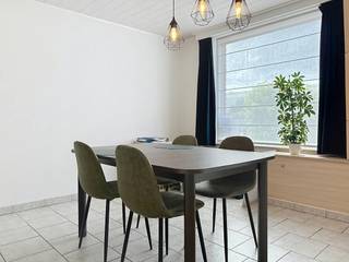 De snelste manier om een bezoek te brengen aan deze woning? Vraag je bezoek aan via de rode knop op onze website (www.dewaele.com) en je wordt gecontacteerd door één van onze verhuurexperten. <br /><br />Hoekwoning te Ledegem met 2 slaapkamers, zongerichte tuin en garage.<br /><br />De woning heeft volgende indeling:<br /><br />- Living met eet- en salongedeelte <br />- Leefkeuken voorzien van fornuis met dampkap, combi-oven, spoelbak, koelkast en ingemaakte kasten <br />- Wasplaats met toilet <br />- 2 slaapkamers<br />- Badkamer voorzien van ligbad/douche, spoelbak, ingemaakte kasten en toilet <br />- Garage <br />- Kelder<br />- Tuin met tuinhuis en vijver<br /><br />Extra kenmerken:<br />- Lichtrijk en instapklaar <br />- Zonnepanelen aanwezig<br />- Aparte garage<br />- Centraal gelegen nabij openbaar vervoer, winkels, scholen,...<br /><br />Ben jij geïnteresseerd in deze woning te huur in Ledegem? Aarzel dan niet ons te contacteren.<br /><br />