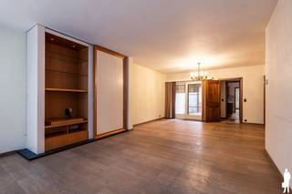<strong>Rijwoning met tuin in centrum Poppel, op wandelafstand van alle faciliteiten. De woning is o.a voorzien van een ruime woonkamer <br />2 slaapkamers op de verdieping en een grote zolder met mogelijkheden voor een extra kamer.<br />Energielabel C en goedgekeurde electiciteit.<br /><br /><br /></strong><u>Gelijkvloerse verdieping<br /></u><span>Via de inkomhal met vestiaire betreedt u de lichte woonkamer voorzien van een fraaie eiken vloer.<br />De ruime keuken is eenvoudig maarheeft veel kastruimte en is bruikbaar.<br /></span><span>Aangrenzend aan de keuken is er een toiletruimte en een praktische bijkeuken/wasplaats waar ook de cv ketel staat. ( stookolie)</span><br /><br /><u>Eerste verdieping<br /></u><span>De trap in de woonkamer brengt u naar de eerste verdieping. Hier vindt u 2 ruime slaapkamers en een badkamer met inloopdouche, wastafel, bidet en toilet.<br /></span><br /><u>Tweede verdieping<br /></u><span>Via een vlizo trap te bereiken grote geisoleerde zolder.<br />Het is mogelijk om een vaste trap te plaatsen en zo een extra (slaap) kamer te realiseren.<br /></span><br /><u>Buitengebeuren</u><br /><span>Een diepe stads tuin die loopt tot aan de garage achteraan het perceel.</span><br /><br /><u>Bijzonderheden<br /></u><span>- Hardhouten kozijnen met dubbel glas</span><br /><span>- Energielabel C</span><br /><span>- Goedgekeurde electriciteitsinstallatie. </span><br /><span>- Asbestveilig<br />- Aardgas ligt in de straat.<br />- Servitude om via de Kabienstraat naar de achtertuin te komen is te bespreken met de huidige eigenaar.</span>