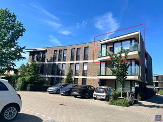 <p><span>MODERN 1 SLPK-APPT. MET TERRAS EN PARKEERPL. </span></p><p><span> </span></p><p><span>Op zoek naar een gezellig en knus hedendaags appt. in hartje Beveren?</span></p><p><span>Dit zeer recente en energiezuinige 1-slaapkamer appartement biedt alle comfort op wandelafstand van winkels, horeca, openbaar vervoer en andere voorzieningen.</span></p><p><span> </span></p><p><span>I</span><span>ndeling & troeven:</span></p><p><span> </span></p><p><span> - Inkomhal met mogelijk vestiaire</span></p><p><span> - Lichtrijke woonkamer met open keuken, geïnstalleerd met o.a. ceramisch kookvuur, dampkap, spoelbak, vaatwasmachine, combi-oven en koelkast met diepvriesvak. </span></p><p><span> - Berging met aansluiting voor wasmachine/droogkast en ventilatiesysteem (type D)</span></p><p><span> - Slaapkamer met inbouwkasten </span></p><p><span> - Badkamer met inloopdouche, lavabomeubel en toilet </span></p><p><span> - Ruim terras (toegankelijk vanuit de leefruimte en Z/O geörienteerd) </span></p><p><span> - Ondergrondse autostaanplaats (nr 24)</span></p><p><span> - Extra kelderberging (nr 23)</span></p><p><span> - Drie staanplaatsen voor fietsen (nrs 31/32/33) </span></p><p><span> </span></p><p><span>Belangrijke info:</span></p><p><span> </span></p><p><span> - De huurprijs: </span><span>€ 800,-/m </span><span>+ </span><span>€ 75,-/m gemeenschappelijke kosten</span><span> </span><span>(totaal : € 875,-/maand)</span></p><p><span> - De huurwaarborg: drie maanden huur (€ 2.400,-)<br /> - De kostprijs van de ingaande plaatsbeschrijving: € 175,- excl. 21% BTW (per contractpartij)</span></p><p><span> - EPC Label A</span></p><p><span> - Vloerverwarming op aardgas</span></p><p><span> - Zonnepanelen voorzien</span></p><p><span> - </span><span>BESCHIKBAARHEID : vanaf 1/9/2026</span></p><p><span> </span></p><p><span>Wenst u graag meer info of bent u geïnteresseerd in een plaatsbezoek? Gelieve ons dan te contacteren op het nummer 03 775 41 88 of mail naar </span><span>christel@vastgoed-smet.be </span><span> </span></p><p><span> </span></p><p><span>De verstrekte gegevens/informatie (zowel online als gedrukt) worden vrijblijvend verstrekt, enkel ter inlichting, zonder contractuele verbintenis of garantie van onzentwege en kunnen op ieder ogenblik gewijzigd worden.</span></p><p><span> </span></p><p><span> </span></p><p><span> </span></p>