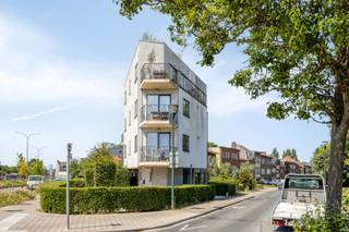 Op het mooiste verdiep van dit modern gebouw met groen dak bevindt zich deze lichtrijke penthouse met mooie uitzichten. Vlot bereikbaar in een aangename omgeving. Geniet van privacy zonder bovenburen. De leefruimte baadt in het licht en sluit aan op een ingerichte keuken met Miele oven/combi microgolf en Miele koelkast en 3 diepvriesvakken, elektrische kookplaat en dampkap Vanuit de woonkamer heb je toegang tot het gezellige zonneterras. Het appartement beschikt over een slaapkamer, dressing en een badkamer met douche/bad. Hedendaagse uitrusting met een hoog-rendement gasketel, warmtepomp die kan dienen als verwarming en koeling, 6 zonnepanelen, een slimme thermostaat met gsm-connectie en een ventilatiesysteem type D, een laadpaal, wat zorgt voor extra comfort en energiezuinig wonen. Fietsenstalling, gemeenschappelijke waterverzachter en afvallokaal, parkeergelegenheid zijn aanwezig. Elektrische installatie conform. Uitstekende EPC-score A -, goed voor een bijzonder laag energieverbruik. Dit penthouse biedt een comfortabele woonervaring en uitstekende verbinding richting Brussel, omliggende gemeenten, invalswegen en NATO. Ideaal als eigen bewoning of knappe investering.