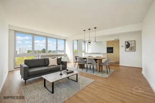 <p><span>Ruim en gerenoveerd 3-slaapkamerappartement met 2 terrassen</span></p><p><span>Op een centrale ligging aan de Statielei in Mortsel bevindt zich dit gerenoveerde appartement met een bewoonbare oppervlakte van 117 m². </span></p><p><span> </span></p><p><span>Het appartement beschikt over 3 slaapkamers, 2 terrassen en een ruime, lichtrijke leefruimte. De woonkamer met eetplaats sluit mooi aan op de moderne open keuken, voorzien van een kookeiland en ingebouwde toestellen van Smeg. De grote raampartijen zorgen voor veel natuurlijke lichtinval en een aangenaam ruimtegevoel.</span></p><p><span>Verder zijn er 2 volwaardige slaapkamers en een derde, kleinere kamer die ideaal is als bureau, kinderkamer of dressing. De badkamer is uitgerust met een inloopdouche en een dubbel wastafelmeubel. Vanuit de hoofdslaapkamer is er rechtstreekse toegang tot één van de terrassen.</span></p><p><span> </span></p><p><span>Het appartementsgebouw beschikt over een lift en het appartement geniet van een gunstige energie prestatie.</span></p><p><span>Dankzij de centrale ligging bevinden winkels, scholen, horeca en openbaar vervoer zich op wandelafstand. Ook Antwerpen en de omliggende gemeenten zijn vlot bereikbaar.</span></p><p><span> </span></p><p><span>INDELING:</span></p><ul><li><span>Inkomhal</span></li><li><span>Ruime woonkamer met eetplaats</span></li><li><span>Open keuken met kookeiland en Smeg-toestellen</span></li><li><span>2 volwaardige slaapkamers</span></li><li><span>1 kleinere slaapkamer / bureau</span></li><li><span>Badkamer met inloopdouche en dubbele wastafel</span></li><li><span>2 terrassen</span></li></ul><p><span>TROEVEN:</span></p><ul><li><span>117 m² bewoonbare oppervlakte</span></li><li><span>Gerenoveerd en instapklaar</span></li><li><span>3 slaapkamers, waarvan 1 kleinere</span></li><li><span>2 terrassen</span></li><li><span>Moderne keuken met Smeg-toestellen</span></li><li><span>Lift aanwezig</span></li><li><span>Gunstige energieprestatie</span></li><li><span>Centrale ligging in Mortsel</span></li></ul><p><span>Bent u op zoek naar een: Ruim en gerenoveerd 3-slaapkamerappartement met 2 terrassen in Mortsel?</span></p><p><span> </span></p><p><span>Contacteer ons voor meer informatie of een bezoek ter plaatse.</span></p><p><span>Gratis schatting van uw eigendom? Aarzel zeker niet om ons te contacteren.</span></p><p><span>---------------------------------------------------------------------------------------------------</span></p><p><span>Robin Van den Bergh<br /><span>robin@home4you.be</span></span><span><br />+32 468 23 19 79<br /></span><span>7/7 bereikbaar</span></p><p><span> </span></p><p><span> </span></p>