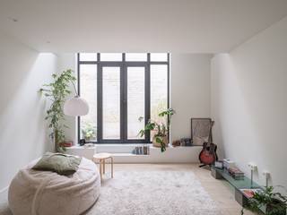 <strong>Volledig gerenoveerde woning (190 m² bvo) met 3 slaapkamers en zonovergoten dakterras, gelegen nabij de Visserij.</strong><br /><br /><em>Voor meer informatie, mail naar info@carloeggermont.be</em><br /><br />De woning is gelegen op de zogenaamde ‘Heirnis’, een residentiële wijk met een uitstekende ligging, op wandelafstand van het historisch centrum van Gent en nabij verschillende invalswegen.<br /><br />Tijdens de renovatie van 2021 werd belang gehecht aan natuurlijke lichtinval.<br /><br />Indeling:<br />De gelijkvloerse verdieping is een open ruimte die plaats biedt aan de keuken en eetplaats.<br />Op de sous-sol verdieping bevindt zich de leefruimte met een groot raam dat, in combinatie met het split-level en de hoge plafonds, zorgt voor een enorme lichtinval. Verder bevindt zich op dit niveau een apart toilet en praktische berging. <br />Het 1<sup>ste </sup>verdiep omvat een ruime slaapkamer, een volledig ingerichte badkamer en een apart toilet op de nachthal. <br />Op de 2<sup>de</sup> verdieping bevinden zich de tweede en derde slaapkamer<br /><br />Bovenaan de woning is er een polyvalente ruimte die toegang biedt tot een zonnig dakterras. <br /><br />De grondige renovatie inzake ruimtelijkheid en kwalitatieve afwerkingsgraad werd gecombineerd met een visie op energiezuinigheid, wat leidt tot een zeer gunstige EPC-score (118 kWh/m²jaar).<br /><br /><strong>Kortom, een ideale woning op een A-locatie!</strong>