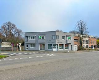 Op een uiterst zichtbare locatie in Wommelgem, op de hoek van de Welkomstraat, vindt u dit instapklare kantoorgebouw met tuin, terras en kelder...