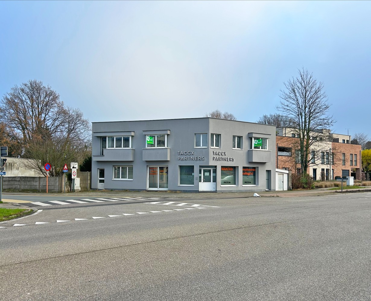 Ruim kantoorgebouw op een centrale locatie te koop in Wommelgem - foto 1