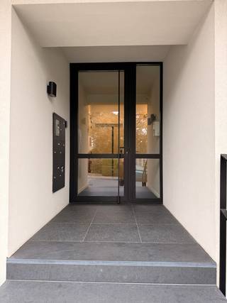 Schitterend appartement met luxueuze afwerking in een rustige en residentiële buurt te Laken. Op een boogscheut van de Europese school en de ingang naar de hoofdstad, alsook in de directe omgeving van belangrijke verbindings- en autosnelwegen. Dit appartement heeft een zeer lichtrijke leefruimte en open keuken. Er zijn ook 2 -ruime- slaapkamers, waarvan 1 met terras, en een badkamer met ligbad en douche. Het appartement bevindt zich in een kleinschalig gebouw. Bij het appartement hoort ook een ruime privatieve kelder.