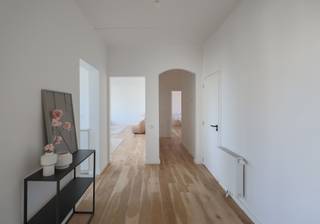 <p>Wonen in de iconische Tentoonstellingswijk? Check.<br />Licht, ruimte en comfort? Dubbel check.<br /><br />Welkom in de Vlaamse Kunstlaan, een naam die verwachtingen schept… en dit appartement stelt niet teleur. <br />Het gebouw werd zonet volledig in een fris en hedendaags jasje gestoken.<br /><br />Binnenkomen doe je via een ruime inkomhal met apart toilet. Links vind je meteen een eerste volwaardige slaapkamer.<br />Verderop opent de woning zich naar de leefruimte. En wat voor één. Dankzij de grote raampartijen baadt deze ruimte in het licht en voelt alles heerlijk open aan. Hier combineer je moeiteloos een royale eettafel met een gezellige zithoek.</p>
<p>De halfopen keuken is slim ontworpen: via een speelse opening blijf je in contact met je gasten, terwijl het werk achter de schermen discreet uit het zicht blijft. Koken en genieten, zonder compromissen!<br /><br />Via de nachthal bereik je de badkamer, uitgerust met een douche en dubbele lavabo. Achteraan liggen nog twee extra slaapkamers, waarvan één toegang geeft tot een gezellig inpandig terras. Een heerlijke plek waar je zowel in de zomer als in de winter even kan ontsnappen.</p>
<p>Met zijn 121 m² voelt dit appartement niet alleen ruim, het is het ook. Tel daar een EPC B (102), conforme elektriciteit en een asbestveilige situatie bij op en je zit hier goed!<br /><br />De Tentoonstellingswijk blijft één van de mooiste stukjes van Antwerpen. <br />Groen, architecturaal sterk en toch verrassend vlot bereikbaar. Park Den Brandt, Nachtegalenpark en het Middelheimpark liggen quasi om de hoek. Tegelijk woon je nabij belangrijke invalswegen en sta je in no time in het centrum.<br /><br />Nog een extra plus: er is een lift aanwezig en voor wie helemaal zorgeloos wil thuiskomen is er de mogelijkheid om een autostaanplaats aan te kopen (€35.000).<br /><br />Troeven op een rijtje:<br />- Gelegen in deTentoonstellingswijk<br />- Lichtrijke leefruimte met grote raampartijen<br />- 3 slaapkamers<br />- Gezellig inpandig terras<br />- EPC B (102)<br />- Conforme elektriciteit &amp; asbestveilig<br />- Lift aanwezig<br />- Mogelijkheid tot aankoop autostaanplaats (€35.000)<br /><br />Vg, Wg, Gvkr, Gmo, Gvv – niet gelegen in overstromingsgevoelig gebied.</p>