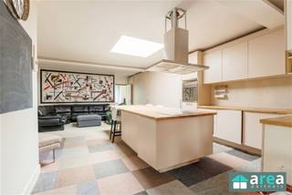 <p><span>Deze ééngezinswoning van 456 m² met zeer ruim magazijn en garage geniet van een uitstekende ligging met alle dagelijkse voorzieningen binnen handbereik. Winkels, scholen en openbaar vervoer bevinden zich op korte afstand, wat zorgt voor een vlotte verbinding richting Antwerpen en omliggende gemeenten. Daarnaast bereikt u in enkele minuten de A12 en de Antwerpse Ring, ideaal voor wie zich snel wil verplaatsen. Ook natuurliefhebbers komen aan hun trekken dankzij de nabijgelegen Hobokense Polder, perfect voor wandel- en fietstochten. </span></p><p><span> </span></p><p><span>Grootste troeven:</span></p><p><span> </span></p><p><span>- Totale oppervlakte van 456 m²<br />- Garage (36m²) met magazijn (+/- 230m²)</span></p><p><span>- Veel lichtinval</span></p><p><span>- Centrale locatie</span></p><p><span>- Ruim terras</span></p><p><span>- Groendak</span></p><p><span> </span></p><p><span>Indeling:</span></p><p><span>GLVL: Op het gelijkvloers bevindt zich een ruime inpandige garage (36m²) met aansluitend een magazijnruimte van maar liefst 230m², ideaal voor zelfstandigen, opslag of hobbyruimte. Verder treffen we een inkomhal (12m²), een aparte wasplaats (6m²) en toegang tot het ruim buitenterras (46m²).</span></p><p><span>V1: De eerste verdieping omvat een lichtrijke living (25m²) en een ruime keuken (22m²) met voldoende plaats voor een eetgedeelte. Verder bevinden zich hier de eerste slaapkamer (14m²), een badkamer (5m²) en een nachthal (3m²).</span></p><p><span>V2: Op de tweede verdieping treffen we een tweede leefruimte/living (25m²), een bijkomende keuken (22m²), twee volwaardige slaapkamers (15m² &amp; 8m²), een tweede badkamer (6m²) en een nachthal (3m²). Hierdoor biedt deze verdieping verschillende mogelijkheden, zoals kangoeroewonen of een combinatie van wonen en werken.</span></p><p><span> </span></p><p><span>Voor meer informatie kan u terecht bij Area Partners: info@area.be of 03/284.60.60</span></p>