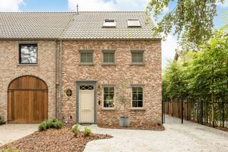 <p><span>Recente, instapklare en smaakvolle gezinswoning met ruimte, privacy en een uitstekende energieprestatie op een prachtig perceel van 815m² gelegen in een doodlopende straat in een bosrijke omgeving</span></p><p><span>Deze bijzonder sfeervolle halfopen bebouwing uit </span><span>2019</span><span> biedt maar liefst </span><span>185 m² bewoonbare oppervlakte</span><span> en is gelegen op een royaal perceel van </span><span>815 m²</span><span>.</span></p><p><span>De woning combineert de charme van een authentieke landelijke woning met het comfort en de energieprestaties van een recente nieuwbouw.</span></p><p><span>Binnen valt vooral de </span><span>open en lichtrijke leefruimte</span><span> op. Grote raampartijen zorgen voor een overvloed aan natuurlijk licht en brengen </span><span>de groene omgeving</span><span> letterlijk naar binnen. De moderne</span><span> leefkeuken</span><span> vormt het hart van de woning en sluit naadloos aan op de eet- en zithoek. </span></p><p><span>Vanuit de leefruimte is er bovendien een directe verbinding met het terras en de </span><span>zuidoostelijk</span><span> georiënteerde tuin, waardoor binnen en buiten mooi in elkaar overvloeien.</span></p><p><span>Op de verdieping beschikt de woning over een grote nachthal met ingemaakte kastenwand en plaats voor bureau - ideaal voor huiswerk en home working - verder een </span><span>ruime badkamer</span><span> met alle hedendaags comfort, </span><span>3 ruime slaapkamers</span><span>, aangevuld met een </span><span>praktische dressing</span><span>.</span></p><p><span>Bergruimte</span><span> heeft u hier zowel in de bijkeuken, op de afgewerkte bergzolder als ook in de aparte garage; tevens heel wat parkeerglegenheid.</span></p><p><span>Grijp deze </span><span>unieke kans</span><span> en boek een afspraak, want anders bent u misschien wel </span><span>TE LAET</span><span>!</span></p>