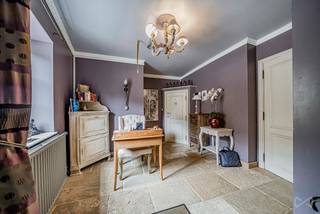 <p>In Redu (gemeente Libin) staat deze karaktervolle halfvrijstaande woning in natuursteen, gelegen op een perceel van 757 m². Momenteel uitgebaat als kleinschalig vakantieverblijf, combineert ze onmiddellijk wooncomfort met een bijzonder interessant verhuurpotentieel.</p>
<p><strong>Indeling</strong></p>
<ul>
<li>
<p><strong>Kelder</strong>: praktische bergruimtes.</p>
</li>
<li>
<p><strong>Tuinverdieping</strong>: wellnessruimte met aparte ingang, douches, rusthoek, toilet, sauna, infraroodsauna en hammam. Aansluitend bevindt zich het overdekte en verwarmde zwembad (met schuifdak), jacuzzi en bar.</p>
</li>
<li>
<p><strong>Gelijkvloers</strong>: inkomhal, apart toilet, technische ruimte, leeshoek, veranda/bar, ruime leefruimte met eet- en zithoek, ingerichte keuken en bijkeuken.</p>
</li>
<li>
<p><strong>1e verdieping</strong>: nachthal, 2 slaapkamers, 2 badkamers, bureau, toilet, speelkamer en dressing.</p>
</li>
<li>
<p><strong>2e verdieping</strong>: twee aparte suites, elk met slaapkamer, douchekamer en toilet.</p>
</li>
</ul>
<p><strong>Buiten</strong><br />Houten hangterras, tuin, petanquebaan, privéparking, barbecue en vuurplaats.</p>
<p><strong>Techniek en troeven</strong><br />Conforme elektriciteit, warmtepomp voor het zwembad, elektrische boiler, houten ramen met dubbel glas, nieuwe centrale verwarming op stookolie, geïsoleerd dak in natuurleien, houtkachel, alarmsysteem en septische put. In orde met de brandveiligheid en erkend als gîte. De woning is onmiddellijk bewoonbaar en/of uitbatingsklaar, met aantrekkelijke huuropbrengsten, rustige ligging nabij de E411, gunstige energieprestaties en recent vernieuwde technieken.</p>
<p>Of u nu op zoek bent naar een <strong>gezinswoning met privé wellness</strong> of een <strong>rendabele investering</strong>, dit pand biedt het beide.</p>
<p>Geïnteresseerd? Neem schriftelijk contact met ons op voor meer informatie of een bezoek.</p>