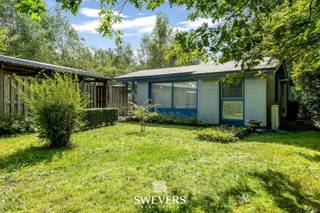 Voor meer info en foto’s, surf naar www.swevers.be – Deze charmante vakantiewoning op Galgeneinde 100 in Bolderberg, gebouwd in 1960, biedt 79 m² bewoonbare oppervlakte en ligt op een ruim perceel van 19a99ca. De bungalow combineert nostalgische charme met moderne updates, zoals een vernieuwde keuken (2018) en een gerenoveerd dak (2022). De woning beschikt over een ruime living, twee slaapkamers en een praktisch ingerichte badkamer. Het perceel is zuidelijk georiënteerd en bevat een zwembad met warmtepomp. Dicht bij voorzieningen en het natuurgebied De Kluis, biedt deze woning volop rust en ruimte. Voor meer informatie, bel 011 255 155. Bron bewoonbare oppervlakte: EPC – verslag. Dit pand is onderworpen aan de renovatieverplichting van de Vlaamse overheid voor niet-residentiële gebouwen (behoudens bij sloop binnen 5 jaar na de aankoop). Consulteer voor meer informatie de website van het Vlaams Energie- en Klimaatagentschap via https://www.vlaanderen.be/bouwen-wonen-en-energie/niet-residentiele-gebouwen/verplichtingen-voor-niet-residentiele-gebouwen/renovatieverplichting-voor-niet-residentiele-gebouwen.