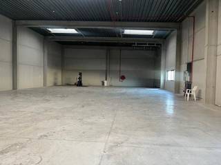 Deze zeer goed gelegen magazijnruimte heeft een totale oppervlakte van 550 m² en bevindt zich langs de N46, op 1 km van de E40 op- en afrit...