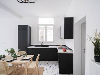 Aan de rand van Gent bevindt zich deze gerenoveerde woning met drie slaapkamers. De woning biedt een aangename woonomgeving en een praktische indeling, geschikt voor zowel gezinnen als koppels die op zoek zijn naar extra ruimte.<br /><br />Dankzij de uitgevoerde renovatie is de woning instapklaar en aangepast aan het hedendaagse wooncomfort. De drie slaapkamers bieden voldoende mogelijkheden voor een gezin, een bureau of een hobbyruimte.<br /><br />De ligging is een belangrijke troef. Het centrum van Gent is vlot bereikbaar en ook de verbinding met de belangrijkste invalswegen is uitstekend. Hierdoor combineert deze woning de nabijheid van de stad met een goede bereikbaarheid naar de omliggende gemeenten.<br /><br />Een verzorgde, gerenoveerde woning met drie slaapkamers op een gunstige locatie aan de stadsrand van Gent.<br /><br />Bijkomende mogelijkheid: Er bestaat eventueel de mogelijkheid om een aangrenzend stuk grond, momenteel eigendom van de Stad Gent, aan te kopen en als tuin bij de woning te voegen. Dit is onder voorbehoud van de goedkeuring door de Stad Gent. Prijs hiervan is extra rechtstreeks te betalen aan Stad Gent.